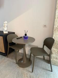 a table and two chairs with a purple box on it at Gocce su Pietra in Sannicandro di Bari +14 photos