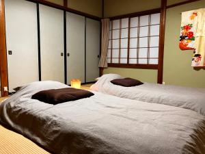 two large beds in a room at ジャンハウス in Takayama