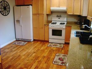 Gallery image of Climbing Bear Creekside Cabin in Whittier +4 photos