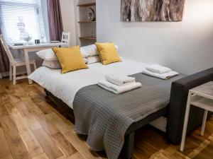 a bed with towels on top of it in a room at 93 King Street in Broughty Ferry