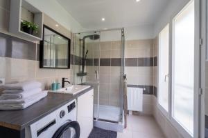 a bathroom with a shower and a washing machine at La Maison du Bonheur - Appartements & Chambres à Gisors in Gisors +48 photos