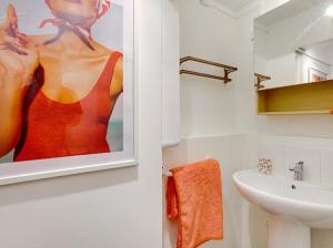 un bagno con la foto di una donna sul muro di Ciotat Cherry - au coeur de La Ciotat à 2 pas du port a La Ciotat
