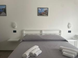 a bedroom with two towels on a bed at Sole & Mare Rooms Briatico in Briatico