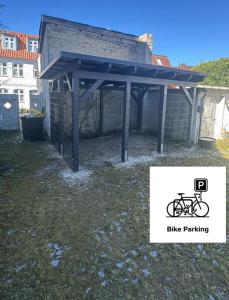 a building with a bike parked under a pavilion at Hotel Seepferdchen Zimmer 7 Eckernförde Self-Check-In in Eckernförde
