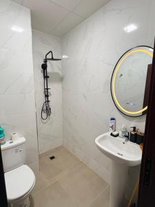 a white bathroom with a toilet and a sink at Apartamento Muy Lempio Organizado y Tranquilo in Nador
