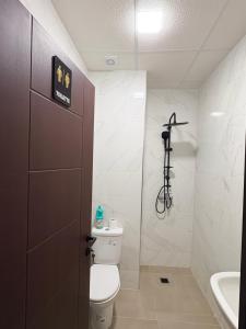 a bathroom with a toilet and a sink at Apartamento Muy Lempio Organizado y Tranquilo in Nador +3 photos