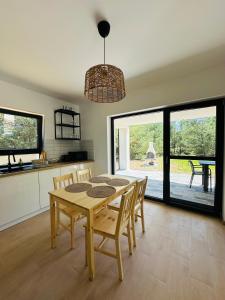 a kitchen and dining room with a table and chairs at Przystanek Nowa Ruda in Ślesin