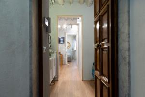 a hallway with a hallway leading to a room at La Piccola Atene Atelier in Pietrasanta