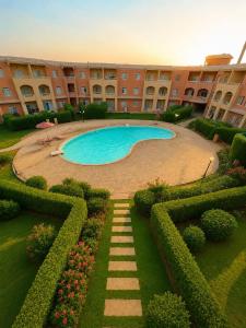 a swimming pool in the middle of a large building at El wadi Pearl Residence in Ain Sokhna