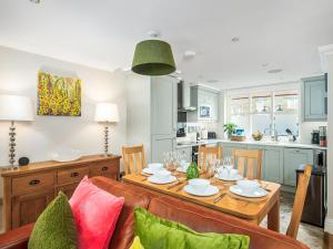 a kitchen and dining room with a table and chairs at Ridings Cottage in Helmsley