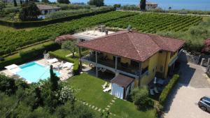 an aerial view of a villa with a swimming pool and a house at Appartamenti a Bardolino in Bardolino