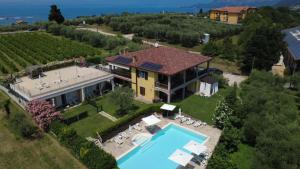 an aerial view of a house with a swimming pool at Appartamenti a Bardolino in Bardolino