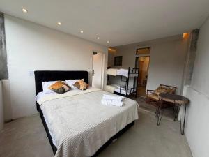 a bedroom with a large bed in a room at Mirante de itaipava in Itaipava
