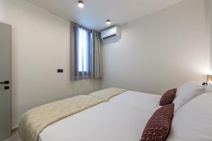 a bedroom with two beds and a window at Costa Blu Mare in Haraki