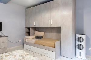 a small bedroom with a bed in a cabinet at Dimora il Respiro di Pisa in Pisa