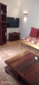 ein Wohnzimmer mit einem Bett und einem Tisch in der Unterkunft Laduno in M'bour