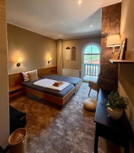 ein Schlafzimmer mit einem Bett und einem großen Fenster in der Unterkunft Vanilla Hof in Naumburg