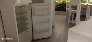 ein weißer Kühlschrank mit offenen Türen in einer Küche in der Unterkunft Laduno in M'bour