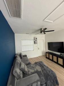 a bedroom with a bed and a ceiling fan at The Tel Ft Lauderdale in Fort Lauderdale