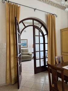 an open door to a dining room with a table at Casa FERRIGNO in Portoferraio