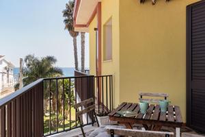 a table and chairs on a balcony with a view of the ocean at B&B La terrazza sul mare in Avola