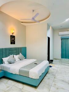 a bedroom with a bed with a ceiling at Hotel JD Fortune in Anand +7 photos