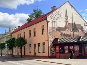 a building with a mural on the side of it at Keskväljaku Studio apartment in Võru