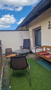 a patio with chairs and a table and a television at Monteurwohnung 2 Vollumen in Redwitz an der Rodach