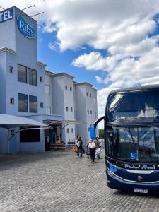 a blue bus parked in front of a building at Ribs Hotel in Piauí +30 photos