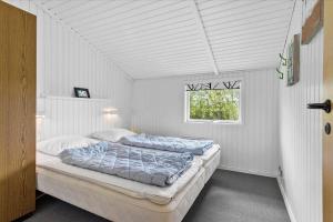 two beds in a white room with a window at SJ253-Haderslev-Vikaerparken-89 in Haderslev