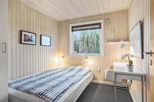 a bedroom with a bed and a desk and a window at SJ232-Hejls-Humlevaenget-8 in Hejls