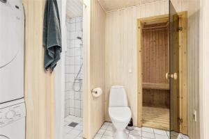 a small bathroom with a toilet and a shower at SJ232-Hejls-Humlevaenget-8 in Hejls