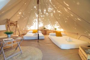 a room with two beds in a tent at Kampaoh Paloma in Tarifa