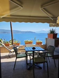 ein Tisch und Stühle mit Blick auf das Meer in der Unterkunft Drenia Studios in Amolianí + 99 Fotos