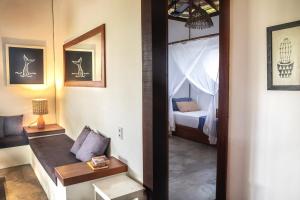 a room with a bedroom with a bed and a couch at Casa Shaka in Atins