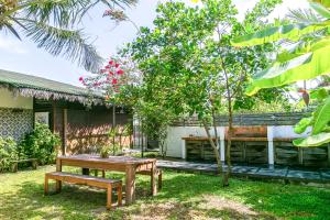 a picnic table and a bench in front of a house at Casa Shaka in Atins +9 photos