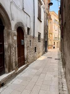 an empty street in an alley with buildings at Casa Paulina in Scanno +3 photos