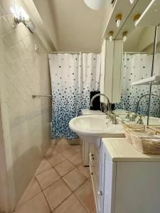 a bathroom with two sinks and a shower at Casa Paulina in Scanno