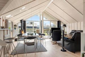 a living room with a dining table and chairs at SJ285-Bjert-Kystvej-64-A in Åbjerg