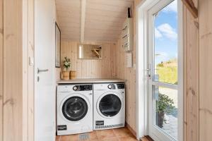 a washer and dryer in a small room with a window at SJ285-Bjert-Kystvej-64-A in Åbjerg