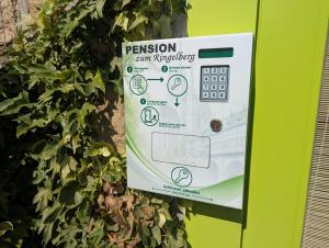 a sign on the side of a green wall at Pension zum Ringelberg in Erfurt