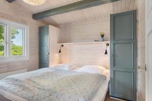a bedroom with a bed and a window at SJ291-Hejls-Brombaervaenget-36 in Hejls