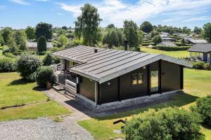 an overhead view of a small house with a roof at SJ291-Hejls-Brombaervaenget-36 in Hejls