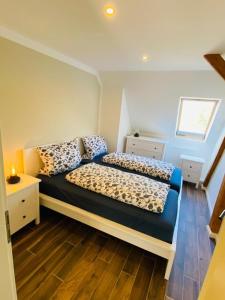 a bedroom with a bed with two pillows at HaRE Ferienwohnung DREE in Langeneß