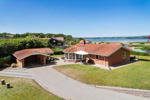 an overhead view of a house with a pavilion at SJ290-Hejls-Ae-Skovbryn-2 in Hejls