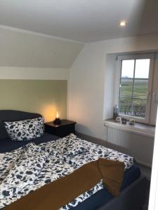 a bedroom with a bed and a window at HaRE Ferienwohnung twee in Langeneß