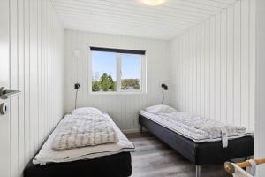 two beds in a white room with a window at SJ302-Haderslev-Blokhusskoven-63 in Haderslev