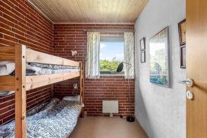 a room with two bunk beds and a brick wall at SJ300-Haderslev-Vikaerparken-87 in Haderslev
