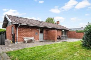 a brick house with a bench in a yard at SJ300-Haderslev-Vikaerparken-87 in Haderslev