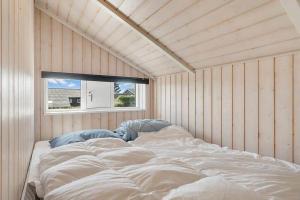 a large bed in a room with a window at SJ301-Hejls-Teglgardsvej-3 in Hejls